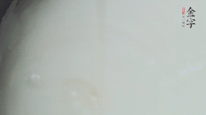 將浸泡了30分鐘的米放入電飯煲中，在水中加入半勺油。