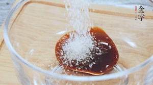 合上蓋子，啟動電源煮飯。期間混合好調(diào)味汁。