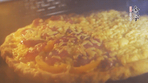 準(zhǔn)備好披薩餅皮，烤盤刷油后入烤箱預(yù)熱10分鐘，放上面餅后180度烤10分鐘。（現(xiàn)成買的披薩皮，就忽略此步驟）