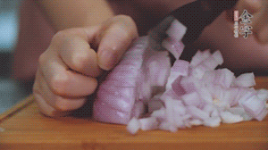 2.半個(gè)青椒、半個(gè)黃椒切圈、一個(gè)洋蔥切丁、三個(gè)白蘑菇切片備用。