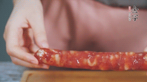 金字火腿肉香腸切成片狀。