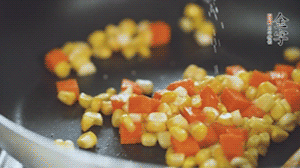 胡蘿卜、玉米洗凈后，處理成粒，加鹽簡單炒制。