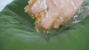 將食材混合好鋪到新鮮荷葉上。（可以加點水）