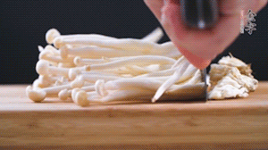 海鮮菇、蟹味菇去掉根部，洗凈。