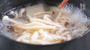 依次放火腿、豆腐，加水大火燒開，小火燉煮20分鐘，出鍋前撒上蔥花即可。