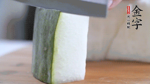 冬瓜去瓤去皮，切小塊。