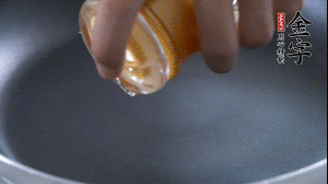 植物油入鍋，翻炒冬瓜。