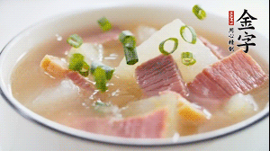 出鍋前撒上蔥花。