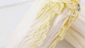 娃娃菜洗凈，對半切。