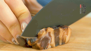金字風(fēng)味醬肉切成片，上鍋蒸15分鐘。