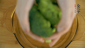 西蘭花洗凈，切成小塊汆燙，切碎。