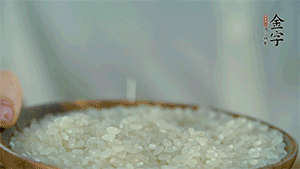 大米、糯米混合上電飯鍋蒸熟。