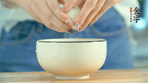 雞蛋液打散，可以加點(diǎn)鹽和黃酒，邊煎邊用筷子攪拌。