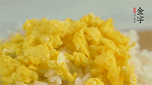 將雞蛋碎、西蘭花碎和放涼的米飯混合，用少許鹽、橄欖油調(diào)味。