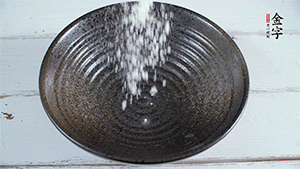 面粉加適量清水，攪拌成糊狀。