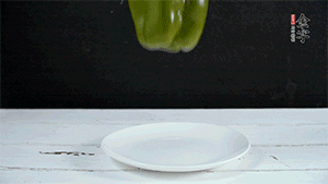 雞蛋打散，加青椒粒、蔥花攪拌。