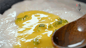 將雞蛋液鋪到面餅上，放上香腸。