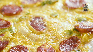 撒上一些芝麻，準(zhǔn)備一些番茄醬，一份早餐就做好了。