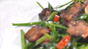 出鍋前加少許鹽調(diào)味。