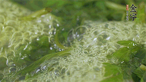 艾草葉放入煮沸的水中，加點食用堿，待變成深綠色時撈出，放入冰水中，瀝干備用。