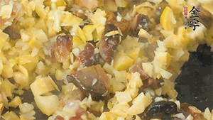 熱油起鍋，下醬肉丁炒香，再加入筍丁、適量水淀粉勾芡翻炒均勻。