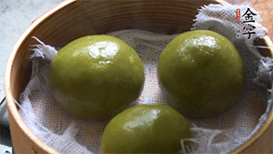 青團上沸水鍋中蒸10分鐘即可。