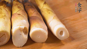 春筍剝?nèi)ネ鈿?，切成滾刀塊。