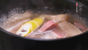 火肉、豬肉加料酒、清水大火煮開后，加入春筍小火慢燉40分鐘，出鍋前撒蔥花即可。