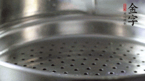 出鍋后，倒扣臘味，撒上蔥花即可。