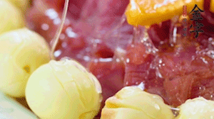 出鍋前10分鐘淋上蜂蜜，倒扣出來撒上桂花，擺上胡蘿卜裝飾即可。