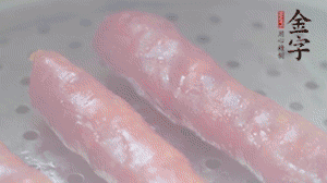 金字香腸上鍋，大火蒸5分鐘，切片備用。