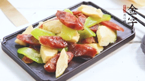 熱油下鍋，依次下金字香腸、萵筍、冬筍，均勻翻炒。