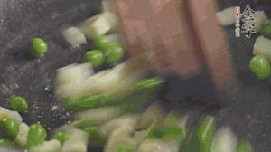 鍋中油7成熱時，入青豆、筍丁翻炒，然后加糯米飯加鹽均勻翻炒。