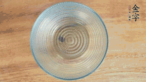 取一個碗，香菇倒放，香腸片圍繞鋪成圓形，加炒好的米飯壓實。