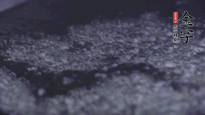 小青菜洗凈后，鍋中水燒開，放點(diǎn)鹽和滴幾滴油后燙熟。