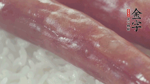 關(guān)上蓋子，煮到米飯露出時(shí)。