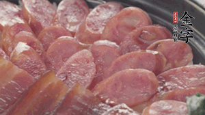 沿著米飯邊淋一圈玉米油，擺上小青菜，淋上醬油和湯調(diào)成的醬汁，撒上辣椒粒、香蔥末即可。