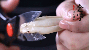 蟹味菇去掉根部洗凈。