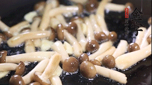 熱油下鍋煸香蒜末，依次加蟹味菇、香腸、西蘭花均勻翻炒，放適量水燜煮3分鐘。