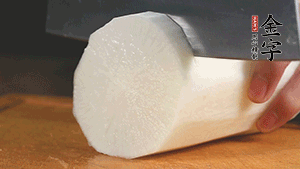 白蘿卜去皮切塊，豆芽洗凈。