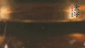 冷水下鍋，加入牛仔骨、姜片焯水備用。