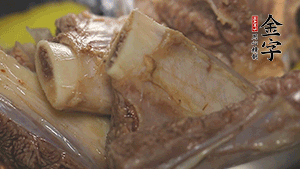 鍋中加熱適量油，加入姜和牛仔骨炒至外表呈金棕色。