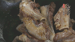 加入白蘿卜、料酒、水、火腿煮40分鐘。