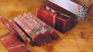 金字火腿溫水浸泡30分鐘，切成小塊。