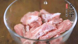 切成小段的排骨洗凈后，加姜片焯水3分鐘。