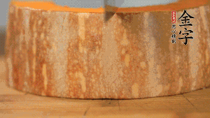 南瓜去皮洗凈后，切成規(guī)則的長方形。