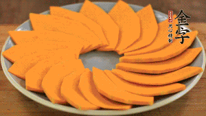 秋葵、南瓜交叉擺在盤中，然后香腸片置于上面，擺成花環(huán)狀。