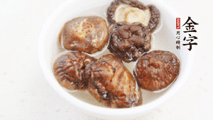 鍋加熱至7成，放蘿卜絲煸炒，加3粒冰糖翻炒至透明，盛出備用。