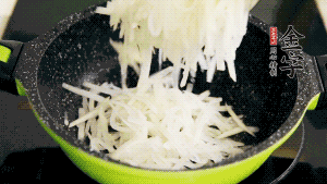 鍋加油至5成熱，放香腸粒、臘肉粒翻炒，等脂肪變透明后，加香菇、瑤柱、蝦米，放適量冰糖、胡椒粉、鹽炒至香味溢出。