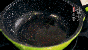 盆中放入炒好的蘿卜絲、香腸等食材，加粘米粉、澄粉，一邊倒香菇水，一遍攪拌成稀糊狀。（加入少量的澄粉可以讓蘿卜糕質(zhì)地柔軟又充滿彈性，而且還可以增加成品的透明感。 ）